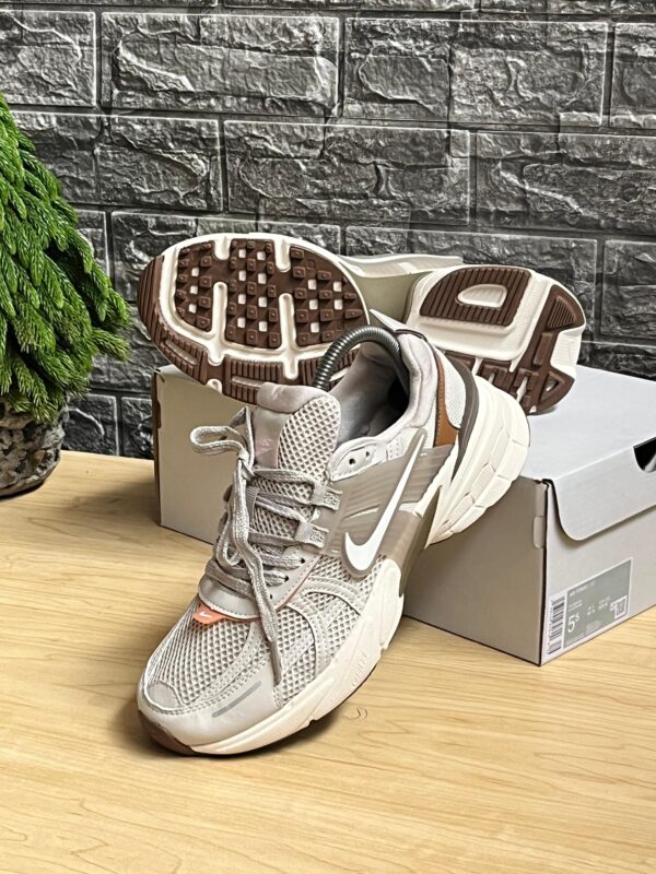 Nike V2K Run Beige Café - Image 2